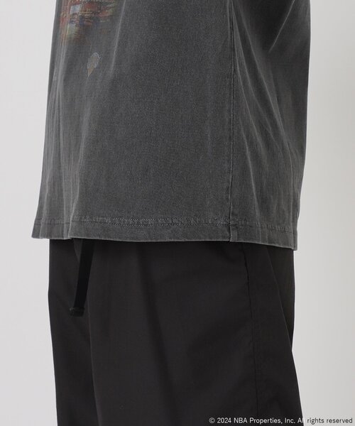 NBA(エヌビーエー)の「【Off The Court by NBA / オフ・ザ・コート バイ NBA】別注 プリントTシャツ(Tシャツ/カットソー・メンズ・ネイビー/ブラック/ホワイト/チャコールグレー/グレー/ホワイト系その他/ブラック系その他・MEDIUM/LARGE/SMALL/X-LARGE)」の12枚目の写真