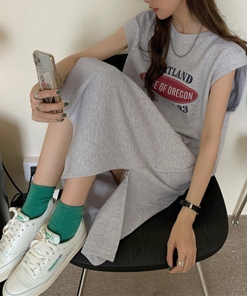 PRIVATE BEACH(プライベートビーチ)の「ロゴプリントフレンチスリーブTシャツワンピース(ワンピース・レディース・ホワイト/ライトグレー・LL/M/L)」の1枚目の写真