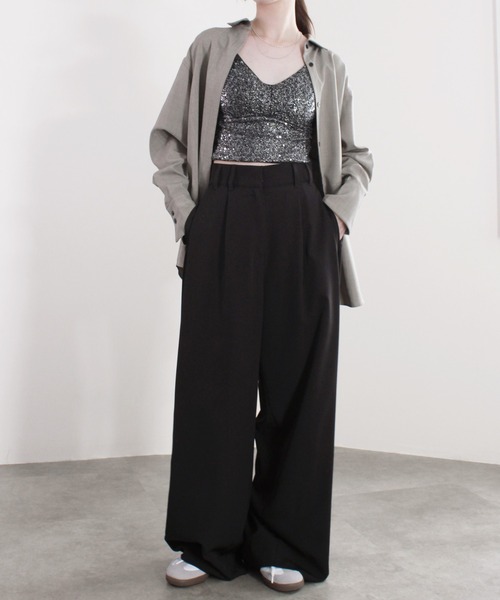 Reurie'（レウリィ）の「【SNSで話題！】パッド付きラメキャミソール／padded lame camisole ブラトップ グリッター スパンコール キラキラ ノースリーブ インナー カジュアル 重ね着 レイヤード 紐 ストラップ アイボリー 白 ブラック 黒 モノトーン（キャミソール・レディース・ブラック/アイボリー・FREE）」の14枚目の写真