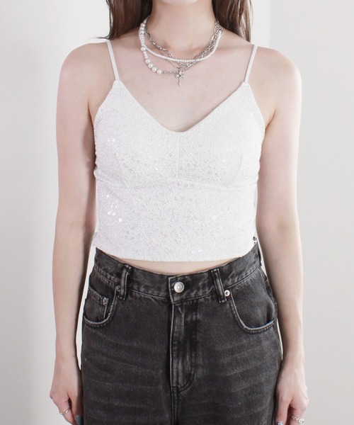 Reurie'（レウリィ）の「【SNSで話題！】パッド付きラメキャミソール／padded lame camisole ブラトップ グリッター スパンコール キラキラ ノースリーブ インナー カジュアル 重ね着 レイヤード 紐 ストラップ アイボリー 白 ブラック 黒 モノトーン（キャミソール・レディース・ブラック/アイボリー・FREE）」の22枚目の写真