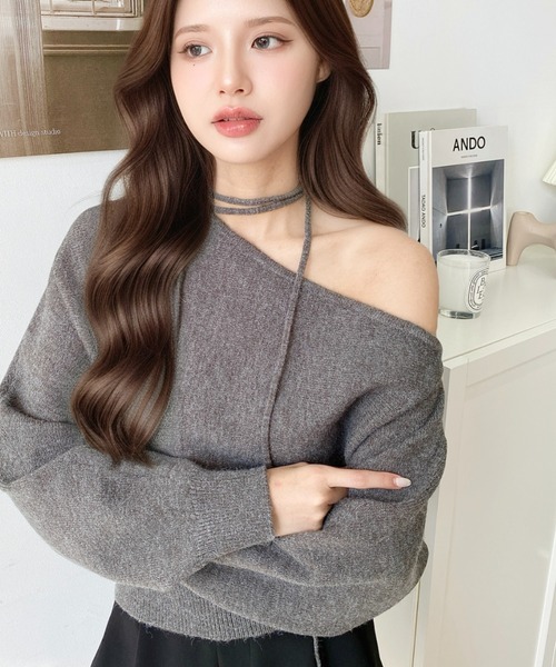 moment+（モーメントプラス）の「ストラップチョーカーネックリボンアシメワンショルダーニットプルオーバー（ニット/セーター・レディース・アイボリー/ブルー/ブラック/チャコールグレー/グレイッシュベージュ/ブラウン/ボルドー・L/M）」の3枚目の写真