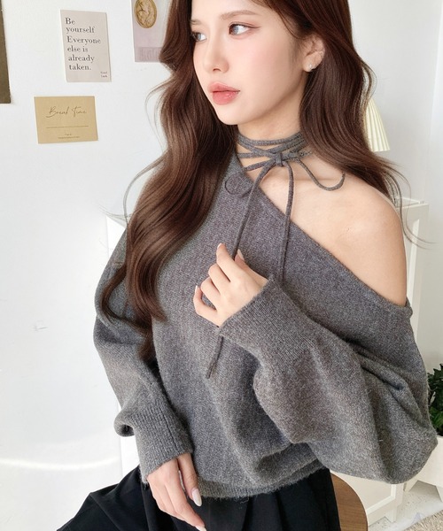 moment+（モーメントプラス）の「ストラップチョーカーネックリボンアシメワンショルダーニットプルオーバー（ニット/セーター・レディース・アイボリー/ブルー/ブラック/チャコールグレー/グレイッシュベージュ/ブラウン/ボルドー・L/M）」の22枚目の写真