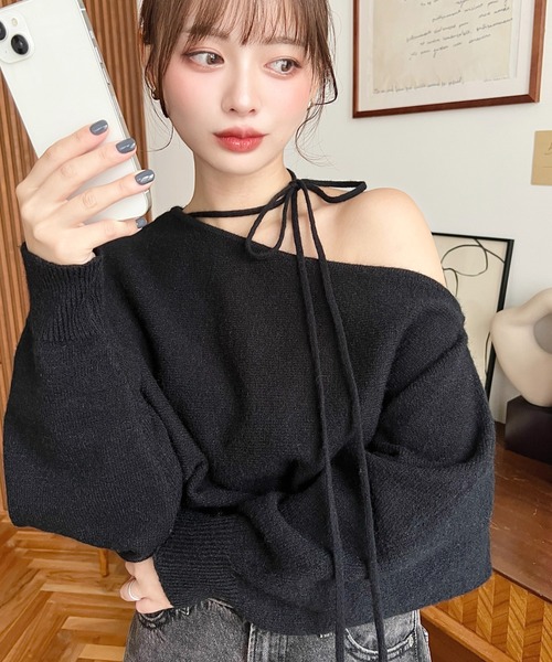 moment+（モーメントプラス）の「ストラップチョーカーネックリボンアシメワンショルダーニットプルオーバー（ニット/セーター・レディース・アイボリー/ブルー/ブラック/チャコールグレー/グレイッシュベージュ/ブラウン/ボルドー・L/M）」の14枚目の写真