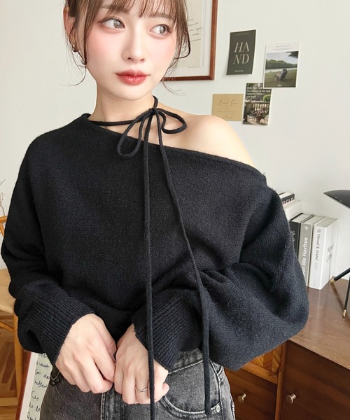 moment+（モーメントプラス）の「ストラップチョーカーネックリボンアシメワンショルダーニットプルオーバー（ニット/セーター・レディース・アイボリー/ブルー/ブラック/チャコールグレー/グレイッシュベージュ/ブラウン/ボルドー・L/M）」の16枚目の写真