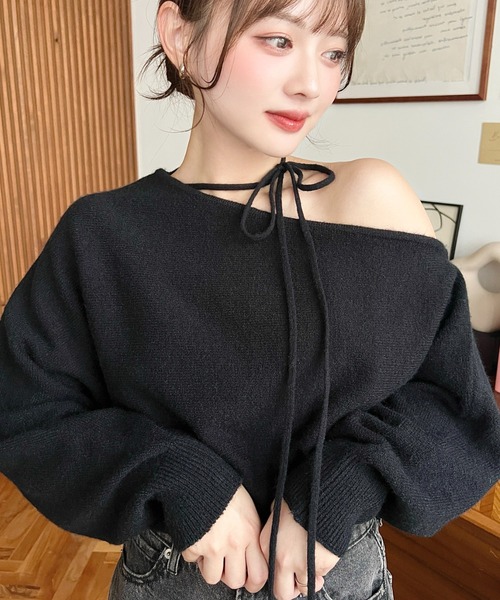 moment+（モーメントプラス）の「ストラップチョーカーネックリボンアシメワンショルダーニットプルオーバー（ニット/セーター・レディース・アイボリー/ブルー/ブラック/チャコールグレー/グレイッシュベージュ/ブラウン/ボルドー・L/M）」の13枚目の写真