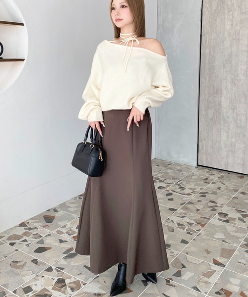 moment+（モーメントプラス）の「ストラップチョーカーネックリボンアシメワンショルダーニットプルオーバー（ニット/セーター・レディース・アイボリー/ブルー/ブラック/チャコールグレー/グレイッシュベージュ/ブラウン/ボルドー・L/M）」の17枚目の写真