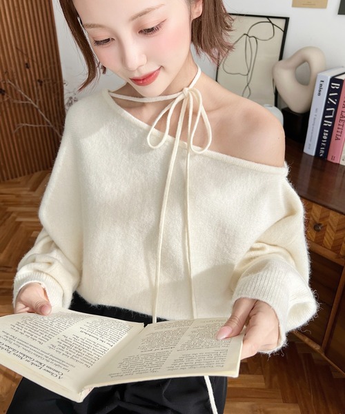 moment+（モーメントプラス）の「ストラップチョーカーネックリボンアシメワンショルダーニットプルオーバー（ニット/セーター・レディース・アイボリー/ブルー/ブラック/チャコールグレー/グレイッシュベージュ/ブラウン/ボルドー・L/M）」の18枚目の写真