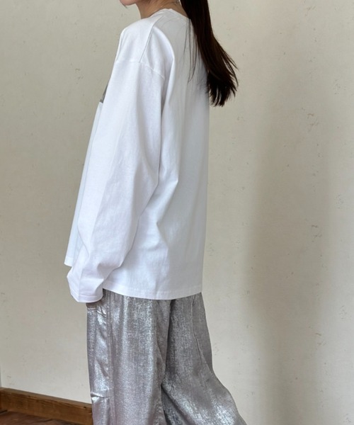 Per sist ence（パーシエンス）の「オーバーサイズ箔プリントロンT（Tシャツ/カットソー・レディース・チャコールグレー/ホワイト系1/ホワイト系2・FREE）」の6枚目の写真