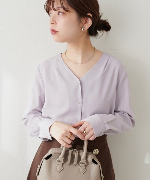 natural couture(ナチュラルクチュール)の「プチプラちびパール釦とろみブラウス(シャツ/ブラウス・レディース・ネイビー/ボルドー/チャコールグレー/アイボリー/グレイッシュベージュ/ピンクベージュ・FREE)」の3枚目の写真