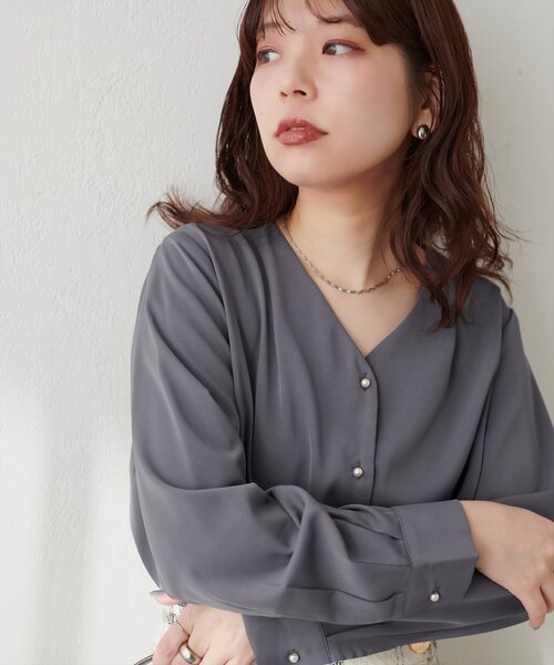 natural couture(ナチュラルクチュール)の「プチプラちびパール釦とろみブラウス(シャツ/ブラウス・レディース・ネイビー/ボルドー/チャコールグレー/アイボリー/グレイッシュベージュ/ピンクベージュ・FREE)」の2枚目の写真