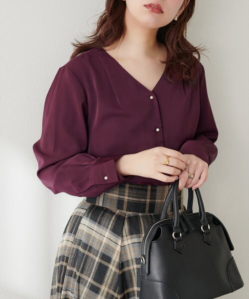 natural couture(ナチュラルクチュール)の「プチプラちびパール釦とろみブラウス(シャツ/ブラウス・レディース・ネイビー/ボルドー/チャコールグレー/アイボリー/グレイッシュベージュ/ピンクベージュ・FREE)」の6枚目の写真