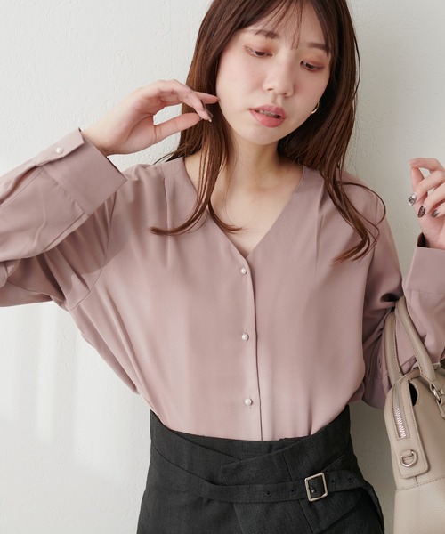 natural couture(ナチュラルクチュール)の「プチプラちびパール釦とろみブラウス(シャツ/ブラウス・レディース・ネイビー/ボルドー/チャコールグレー/アイボリー/グレイッシュベージュ/ピンクベージュ・FREE)」の7枚目の写真