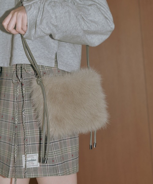 Lil Ambition（リルアンビション）の「スクエアファーバッグ（ショルダーバッグ・レディース・ベージュ・FREE）」の2枚目の写真