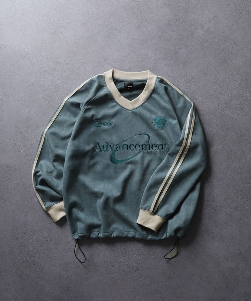 __gram.（スペースグラム）の「【_gram.】 スエード メタリック 刺繍 長袖 ゲームシャツ / ロンT / 袖ライン / ロゴ（Tシャツ/カットソー・メンズ・チャコール/アイボリー/ブルーグレー・LARGE/MEDIUM）」の2枚目の写真