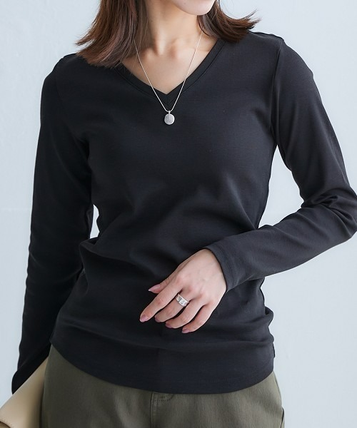 nissen（ニッセン）の「ＵＶカット綿１００％フライス素材Ｖネック長袖Ｔシャツ（Tシャツ/カットソー・レディース・チャコール/カーキ/ワイン/ブルー/オフホワイト/ライトグレー/グリーン/グリーン系その他2/ラベンダー/グリーン系その他/ブラック・L/M/LL/S/3L）」の3枚目の写真