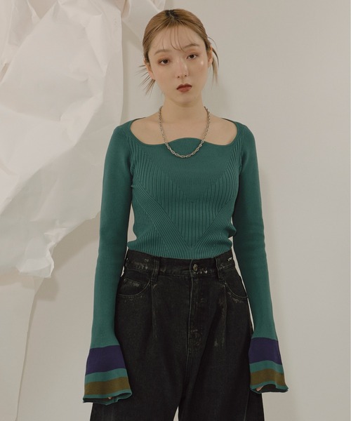 Ezick（エジック）の「Wavy neck 配色ベルスリーブニット（ニット/セーター・レディース・ネイビー/パープル/グリーン・FREE）」の17枚目の写真