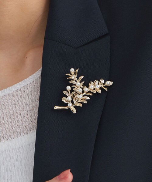 green label relaxing（グリーンレーベルリラクシング）の「リーフ ブローチ（ブローチ/コサージュ・レディース・ゴールド/シルバー・FREE）」の2枚目の写真