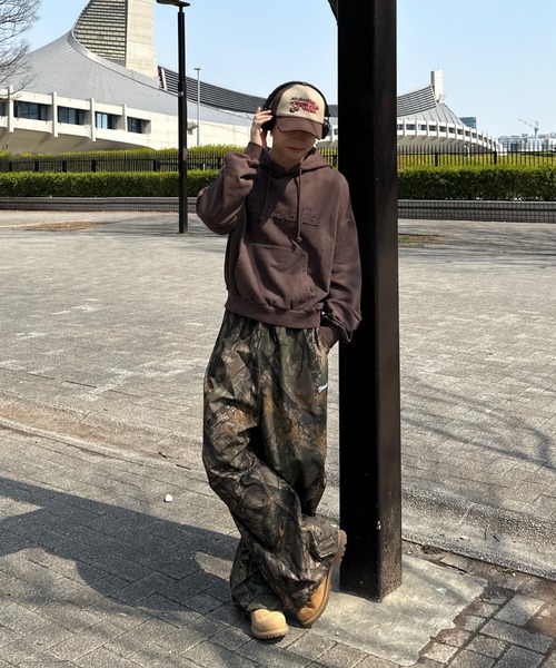 ADAMASTE(アダマスト)の「pigment logo hoodie - ピグメントロゴフーディ(パーカー・メンズ・ブラウン/レッド/ブラック/ブルー・MEDIUM/LARGE)」の18枚目の写真