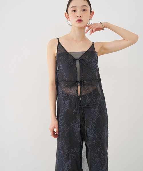 NOMINE（ノミネ）の「【前後着用可】水彩アート ニュアンス柄 2WAY シアー キャミワンピース ロング丈（ワンピース・レディース・グレイッシュブルー/オレンジ/ベージュ/チャコールグレー/ブラウン/ピンク・フリー）」の2枚目の写真