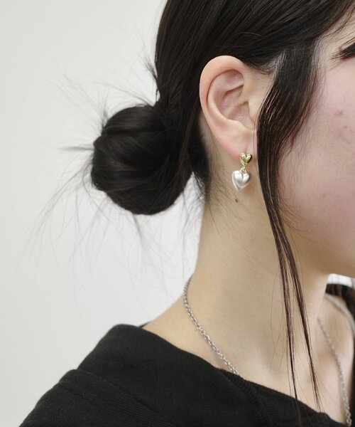 WHO'S WHO gallery(フーズフーギャラリー)の「ハートピアス(ピアス(両耳用)・レディース・ゴールド/ホワイト・FREE)」の1枚目の写真