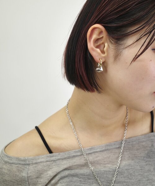 WHO'S WHO gallery(フーズフーギャラリー)の「ハートピアス(ピアス(両耳用)・レディース・ゴールド/ホワイト・FREE)」の2枚目の写真