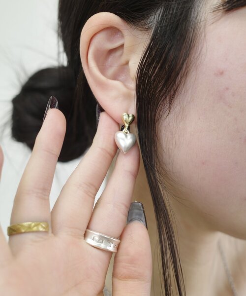 WHO'S WHO gallery(フーズフーギャラリー)の「ハートピアス(ピアス(両耳用)・レディース・ゴールド/ホワイト・FREE)」の4枚目の写真