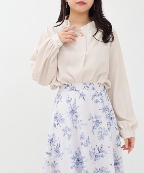 ASTORIA ODIER(アストリアオディール)の「装飾ボタンとろみブラウス(シャツ/ブラウス・レディース・ピンクベージュ/グレイッシュブルー/ミント/ホワイト・MEDIUM)」の4枚目の写真