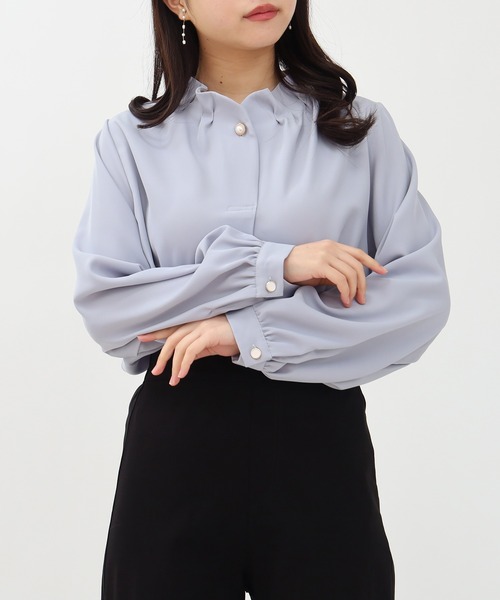 ASTORIA ODIER(アストリアオディール)の「装飾ボタンとろみブラウス(シャツ/ブラウス・レディース・ピンクベージュ/グレイッシュブルー/ミント/ホワイト・MEDIUM)」の3枚目の写真