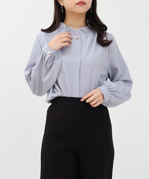 ASTORIA ODIER(アストリアオディール)の「装飾ボタンとろみブラウス(シャツ/ブラウス・レディース・ピンクベージュ/グレイッシュブルー/ミント/ホワイト・MEDIUM)」の14枚目の写真