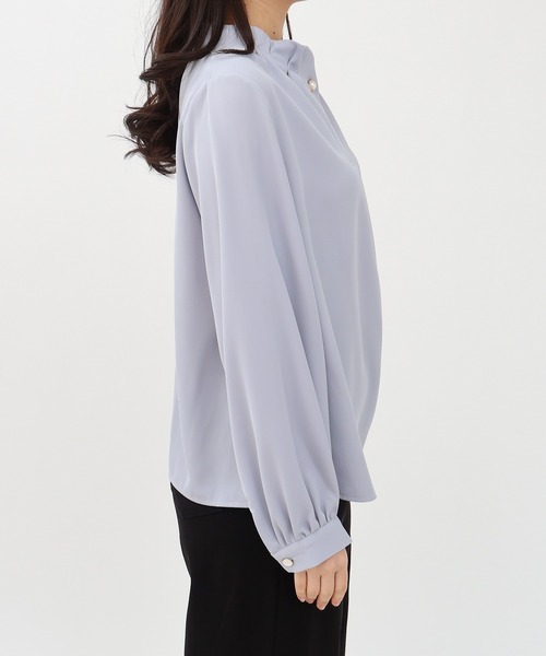 ASTORIA ODIER(アストリアオディール)の「装飾ボタンとろみブラウス(シャツ/ブラウス・レディース・ピンクベージュ/グレイッシュブルー/ミント/ホワイト・MEDIUM)」の18枚目の写真