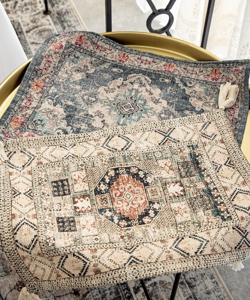 MILLION CARATS（ミリオンカラッツ）の「オリエンタルなラグデザインを施したアンティーク調の風合いが魅力のデジタルプリントランチョンマット（ランチョンマット/テーブルウェア・レディース・ブルー/オフホワイト/ピンク・FREE）」の2枚目の写真