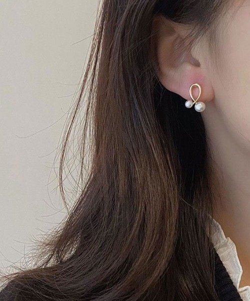 Forcement(フォースメント)の「ねじれデザインパールピアス(ピアス(両耳用)・レディース・ゴールド・ONESIZE)」の1枚目の写真