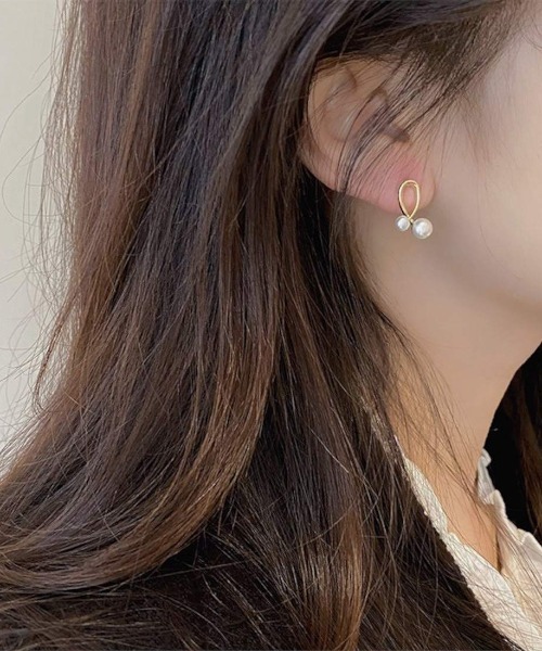 Forcement(フォースメント)の「ねじれデザインパールピアス(ピアス(両耳用)・レディース・ゴールド・ONESIZE)」の6枚目の写真