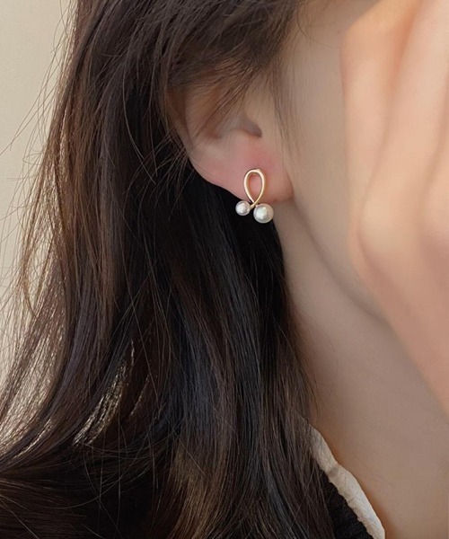 Forcement(フォースメント)の「ねじれデザインパールピアス(ピアス(両耳用)・レディース・ゴールド・ONESIZE)」の2枚目の写真