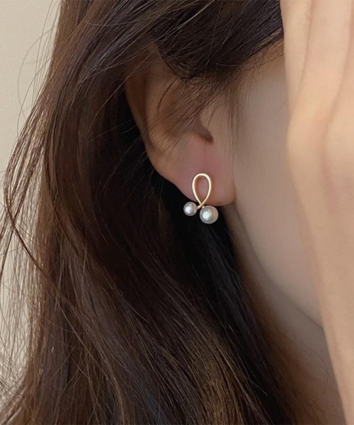 Forcement(フォースメント)の「ねじれデザインパールピアス(ピアス(両耳用)・レディース・ゴールド・ONESIZE)」の4枚目の写真