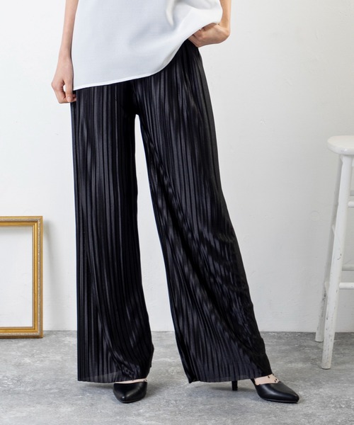 MILLION CARATS(ミリオンカラッツ)の「美シルエットでこなれ感UP!歩くたび揺れて輝く、上品見え叶う楽ちんプリーツパンツ(その他パンツ・レディース・ブラック/チャコールグレー・FREE)」の1枚目の写真