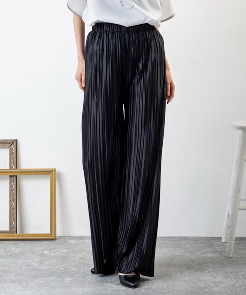 MILLION CARATS(ミリオンカラッツ)の「美シルエットでこなれ感UP!歩くたび揺れて輝く、上品見え叶う楽ちんプリーツパンツ(その他パンツ・レディース・ブラック/チャコールグレー・FREE)」の5枚目の写真