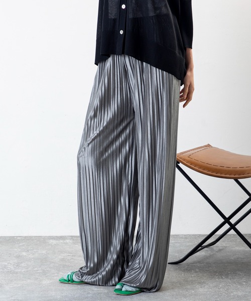 MILLION CARATS(ミリオンカラッツ)の「美シルエットでこなれ感UP!歩くたび揺れて輝く、上品見え叶う楽ちんプリーツパンツ(その他パンツ・レディース・ブラック/チャコールグレー・FREE)」の11枚目の写真