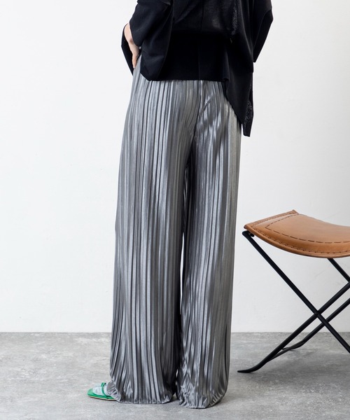 MILLION CARATS(ミリオンカラッツ)の「美シルエットでこなれ感UP!歩くたび揺れて輝く、上品見え叶う楽ちんプリーツパンツ(その他パンツ・レディース・ブラック/チャコールグレー・FREE)」の13枚目の写真