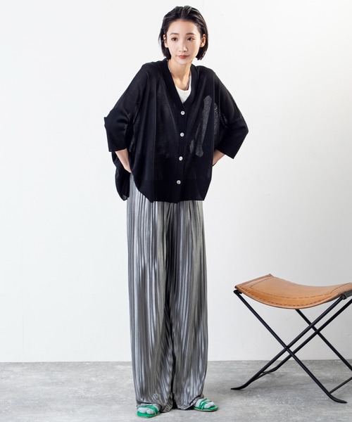 MILLION CARATS(ミリオンカラッツ)の「美シルエットでこなれ感UP!歩くたび揺れて輝く、上品見え叶う楽ちんプリーツパンツ(その他パンツ・レディース・ブラック/チャコールグレー・FREE)」の14枚目の写真