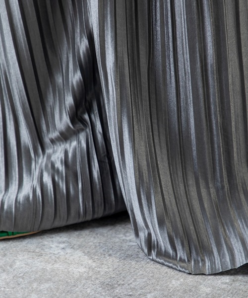 MILLION CARATS(ミリオンカラッツ)の「美シルエットでこなれ感UP!歩くたび揺れて輝く、上品見え叶う楽ちんプリーツパンツ(その他パンツ・レディース・ブラック/チャコールグレー・FREE)」の16枚目の写真