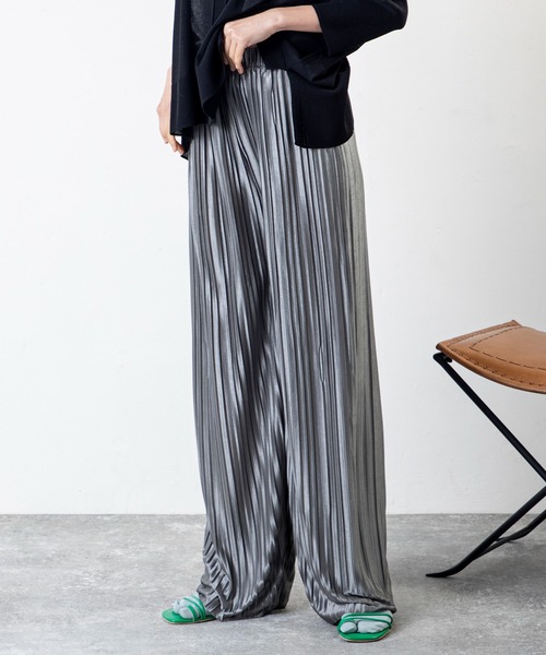 MILLION CARATS(ミリオンカラッツ)の「美シルエットでこなれ感UP!歩くたび揺れて輝く、上品見え叶う楽ちんプリーツパンツ(その他パンツ・レディース・ブラック/チャコールグレー・FREE)」の18枚目の写真