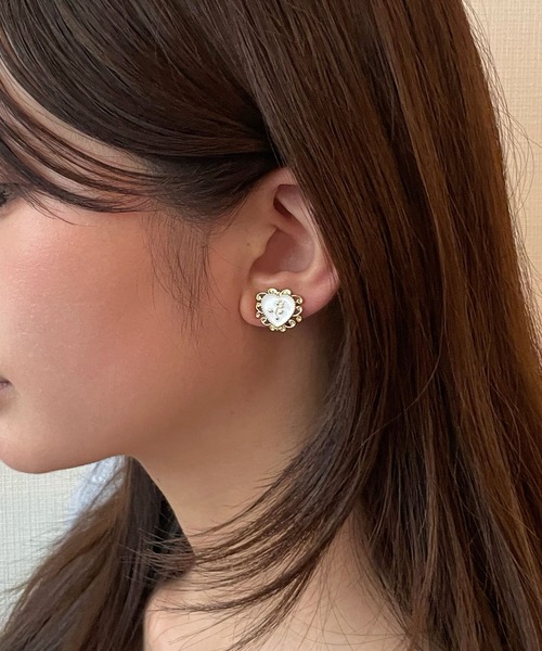 FOREVER 21(フォーエバー トゥエンティーワン)の「モチーフイヤリング(イヤリング・レディース・ブラック/ホワイト系その他/バーガンディー・FREE)」の1枚目の写真