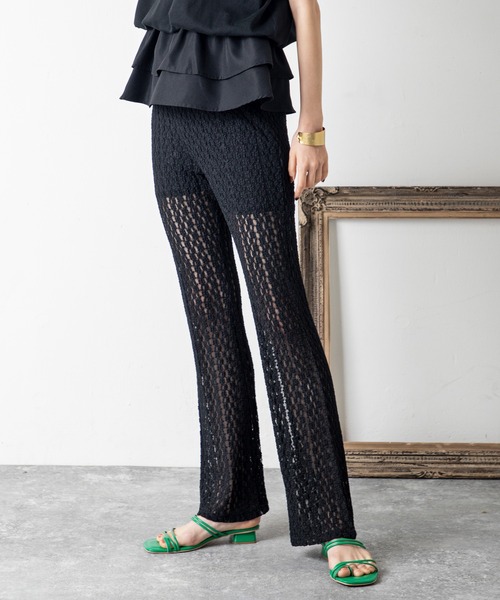 MILLION CARATS（ミリオンカラッツ）の「透け感レースで涼やかに美脚魅せ！軽やか素材と程よいフレアが叶える、大人の抜け感カットレースパンツ（その他パンツ・レディース・ブラウン/ブラック/オフホワイト・FREE）」の3枚目の写真