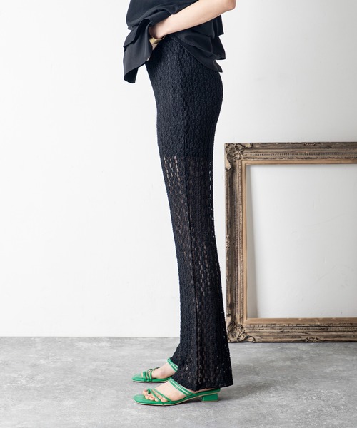 MILLION CARATS（ミリオンカラッツ）の「透け感レースで涼やかに美脚魅せ！軽やか素材と程よいフレアが叶える、大人の抜け感カットレースパンツ（その他パンツ・レディース・ブラウン/ブラック/オフホワイト・FREE）」の13枚目の写真