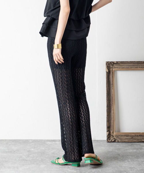 MILLION CARATS（ミリオンカラッツ）の「透け感レースで涼やかに美脚魅せ！軽やか素材と程よいフレアが叶える、大人の抜け感カットレースパンツ（その他パンツ・レディース・ブラウン/ブラック/オフホワイト・FREE）」の4枚目の写真