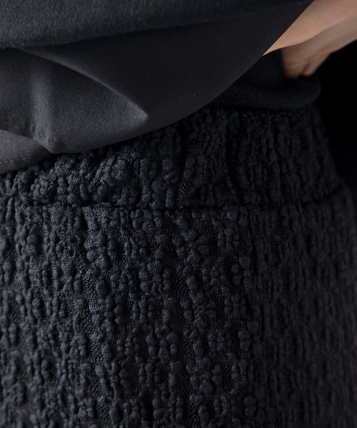 MILLION CARATS（ミリオンカラッツ）の「透け感レースで涼やかに美脚魅せ！軽やか素材と程よいフレアが叶える、大人の抜け感カットレースパンツ（その他パンツ・レディース・ブラウン/ブラック/オフホワイト・FREE）」の5枚目の写真