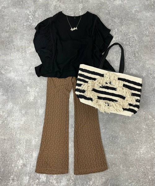 MILLION CARATS（ミリオンカラッツ）の「透け感レースで涼やかに美脚魅せ！軽やか素材と程よいフレアが叶える、大人の抜け感カットレースパンツ（その他パンツ・レディース・ブラウン/ブラック/オフホワイト・FREE）」の17枚目の写真