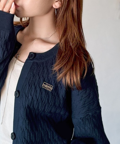 mily bilet(ミウィビレット)の「【mily bilet】やわらかな優しさ、漂う気品。前後2wayプレート使いケーブルニットカーディガン(長袖)(カーディガン/ボレロ・レディース・チャコールグレー/アイボリー/ネイビー/レッド・LARGE/MEDIUM/SMALL/X-LARGE)」の3枚目の写真