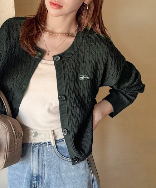 mily bilet(ミウィビレット)の「【mily bilet】やわらかな優しさ、漂う気品。前後2wayプレート使いケーブルニットカーディガン(長袖)(カーディガン/ボレロ・レディース・チャコールグレー/アイボリー/ネイビー/レッド・LARGE/MEDIUM/SMALL/X-LARGE)」の2枚目の写真